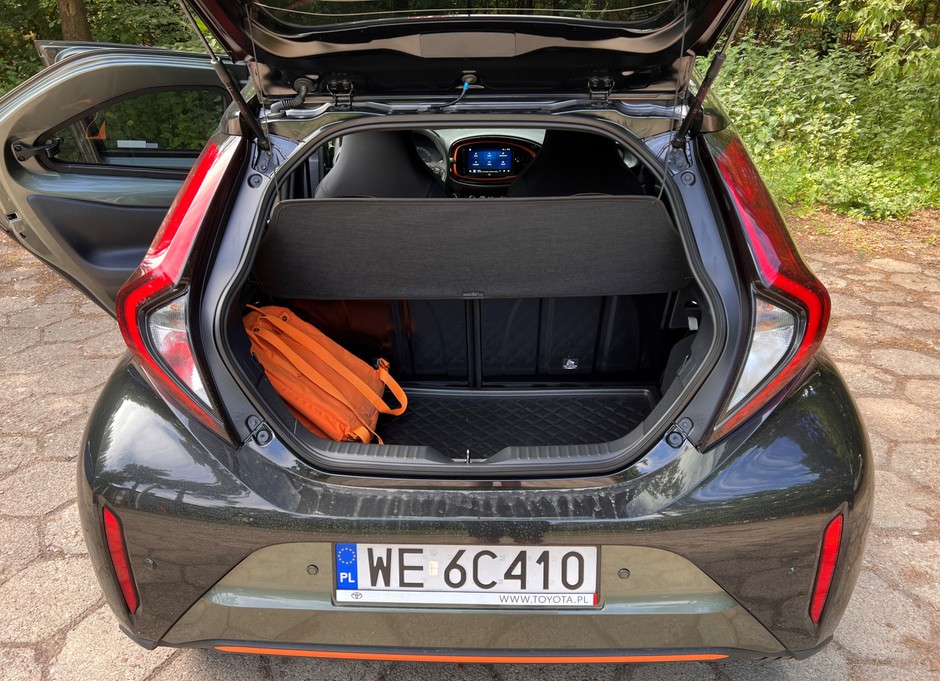 Toyota Aygo X ma zaskakująco duży bagażnik. Bazowa pojemność: 231 l.