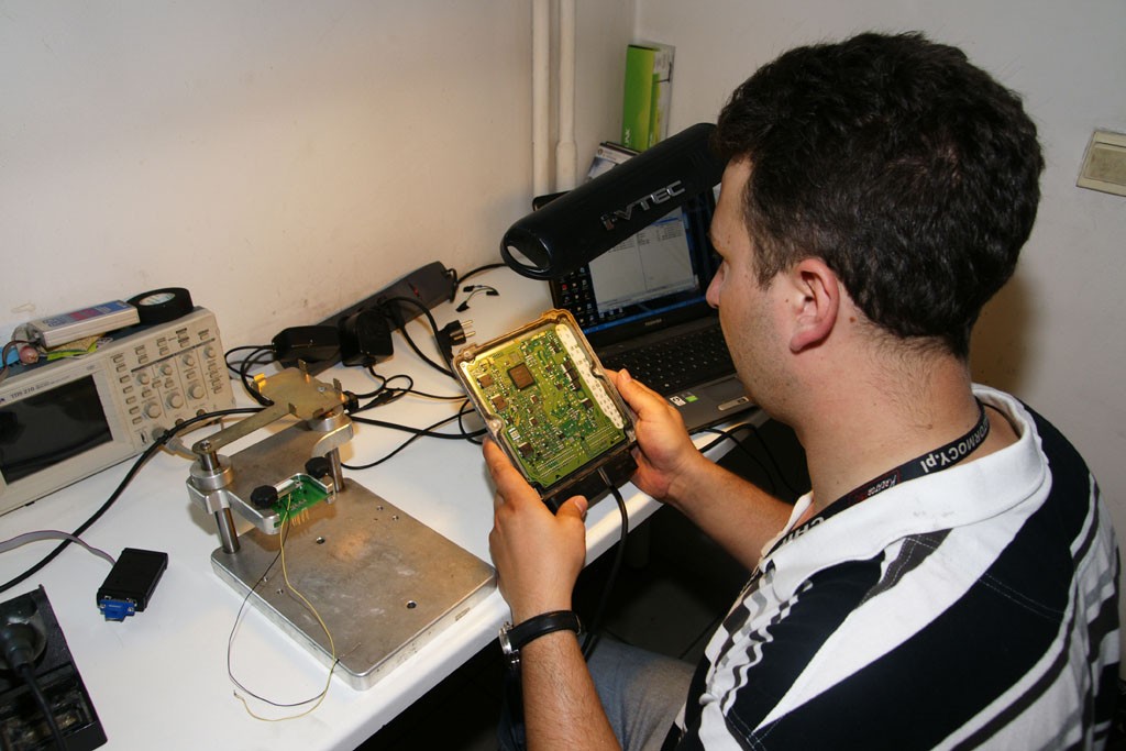 Jak dobrać się do zabezpieczonego sterownika silnika?