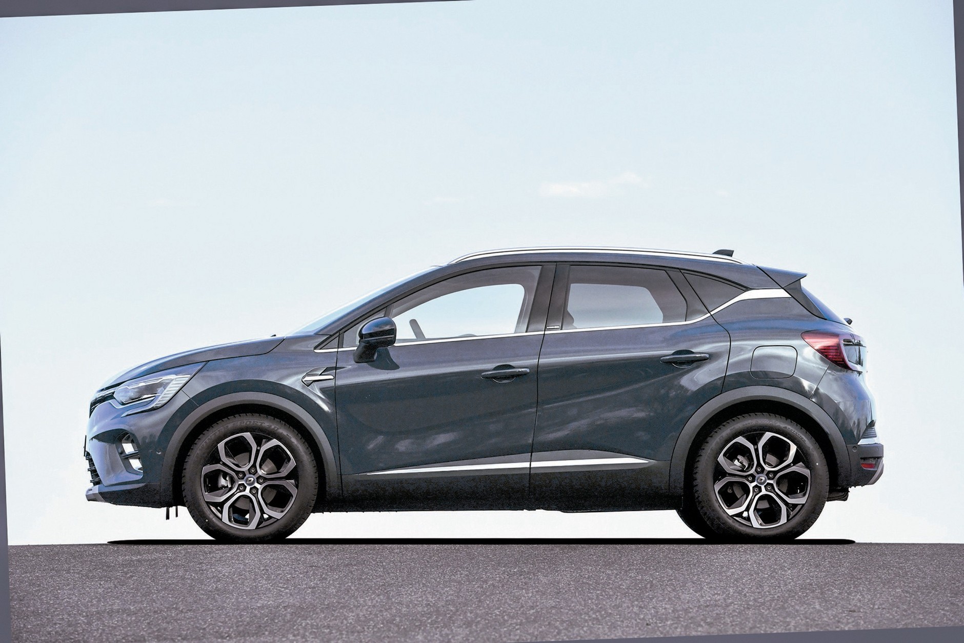 Dość niespodziewaną cechą dynamicznie wystylizowanego Renault Captura jest bardzo wysoka pozycja za kierownicą