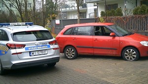 Podejrzany samochód stał na warszawskim Ursynowie. W stacyjce był kluczyk