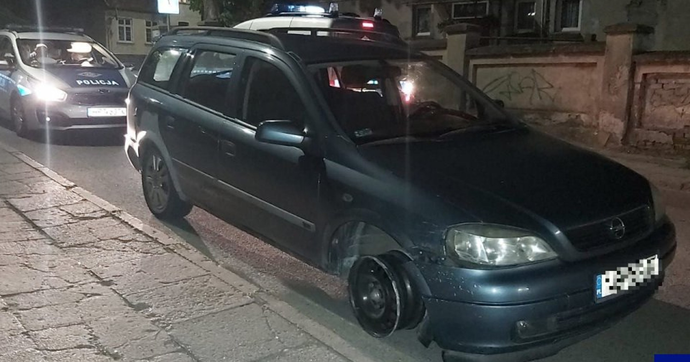 Kompletnie pijany, bez uprawnień jechał na samej feldze