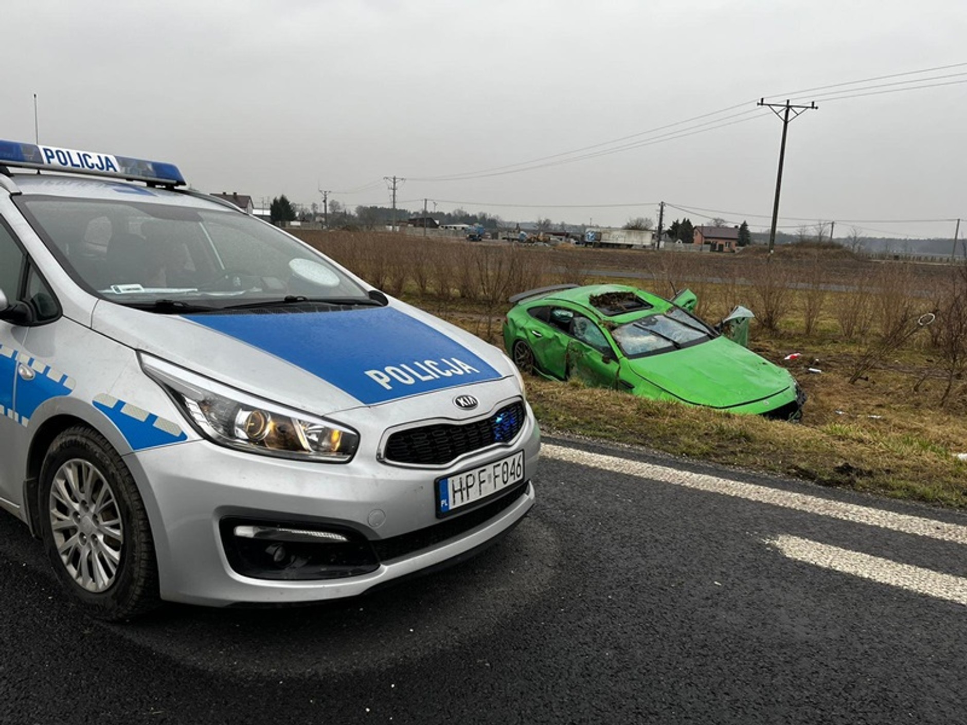Zielony Mercedes-AMG GT w rowie