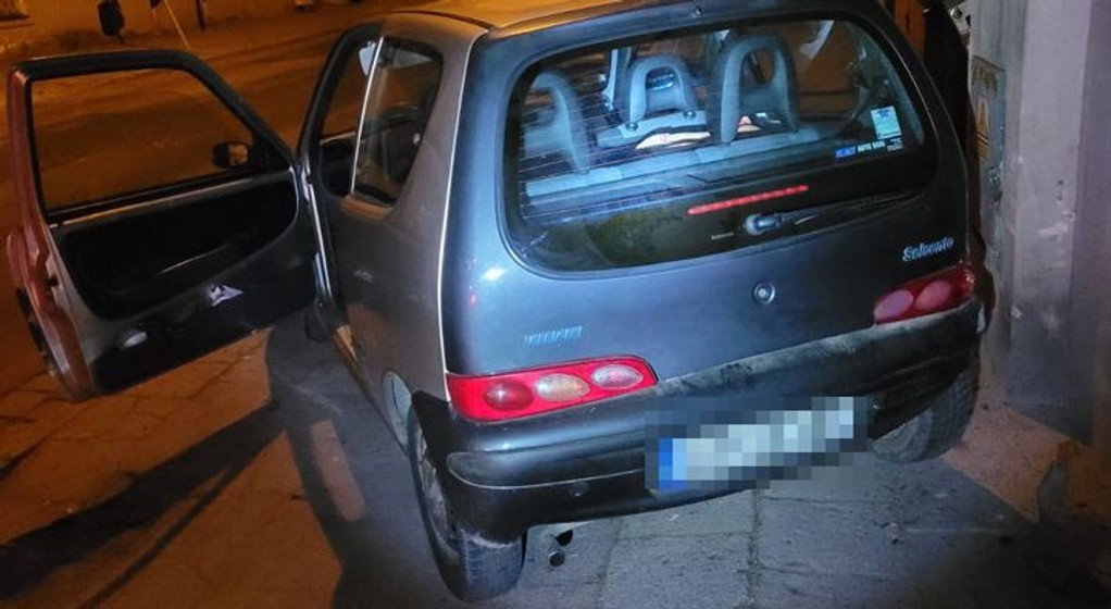 Obraz pochodzący z serwisu https://slupsk.policja.gov.pl/m19/aktualnosci/wiadomosci/135566,Uciekal-przed-Policja-kradzionym-autem-spowodowal-dwie-kolizji-i-mial-narkotyki.html