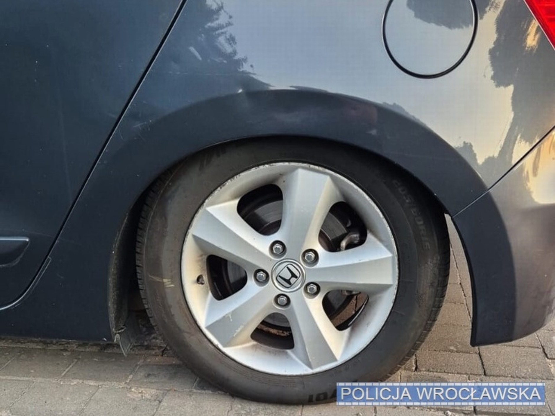 W Hondzie aż uginały się koła, ale prawdziwe "przeboje" zaczęły się, kiedy kierowca pokazał prawo jazdy