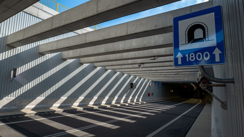 Wlot do tunelu - oznakowanie z podaną długością tunelu