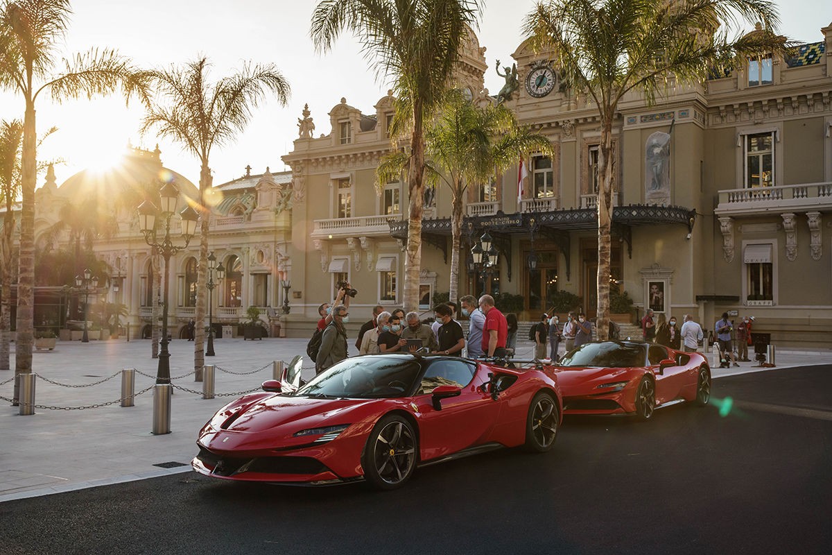 Charles Leclerc w Ferrari SF90 Stradale