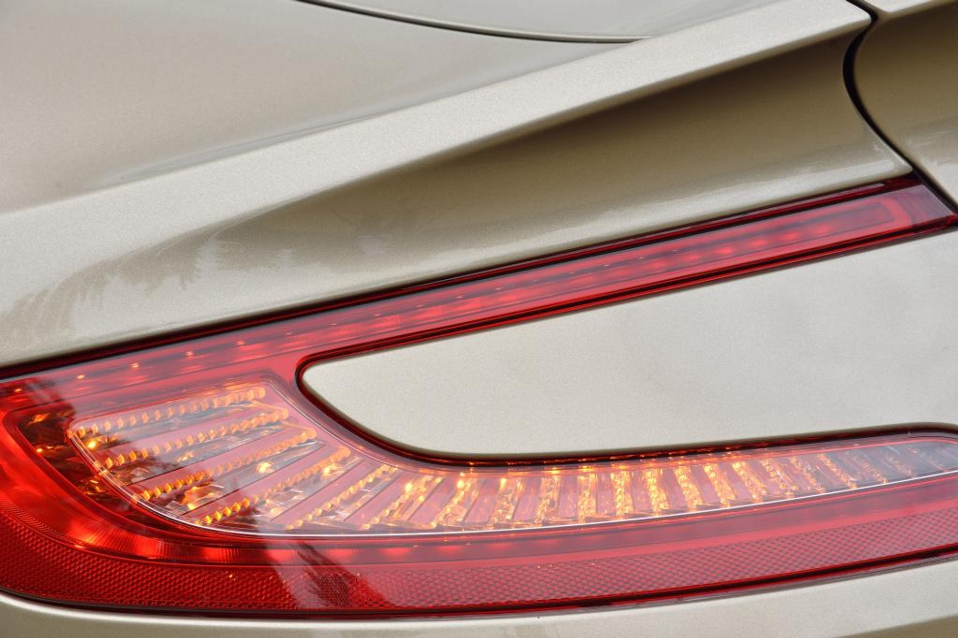 Jak jeździ Aston Martin Vanquish?