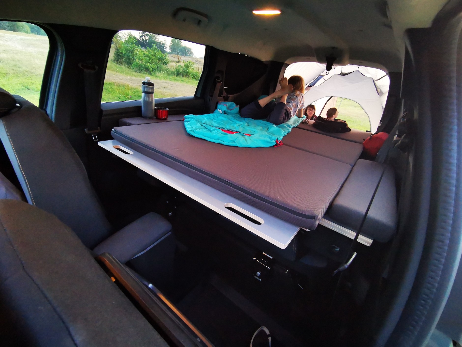 Dacia Jogger Extreme ECO G-100 LPG z wyposażeniem kempingowym: a to już gotowy przedział sypialny