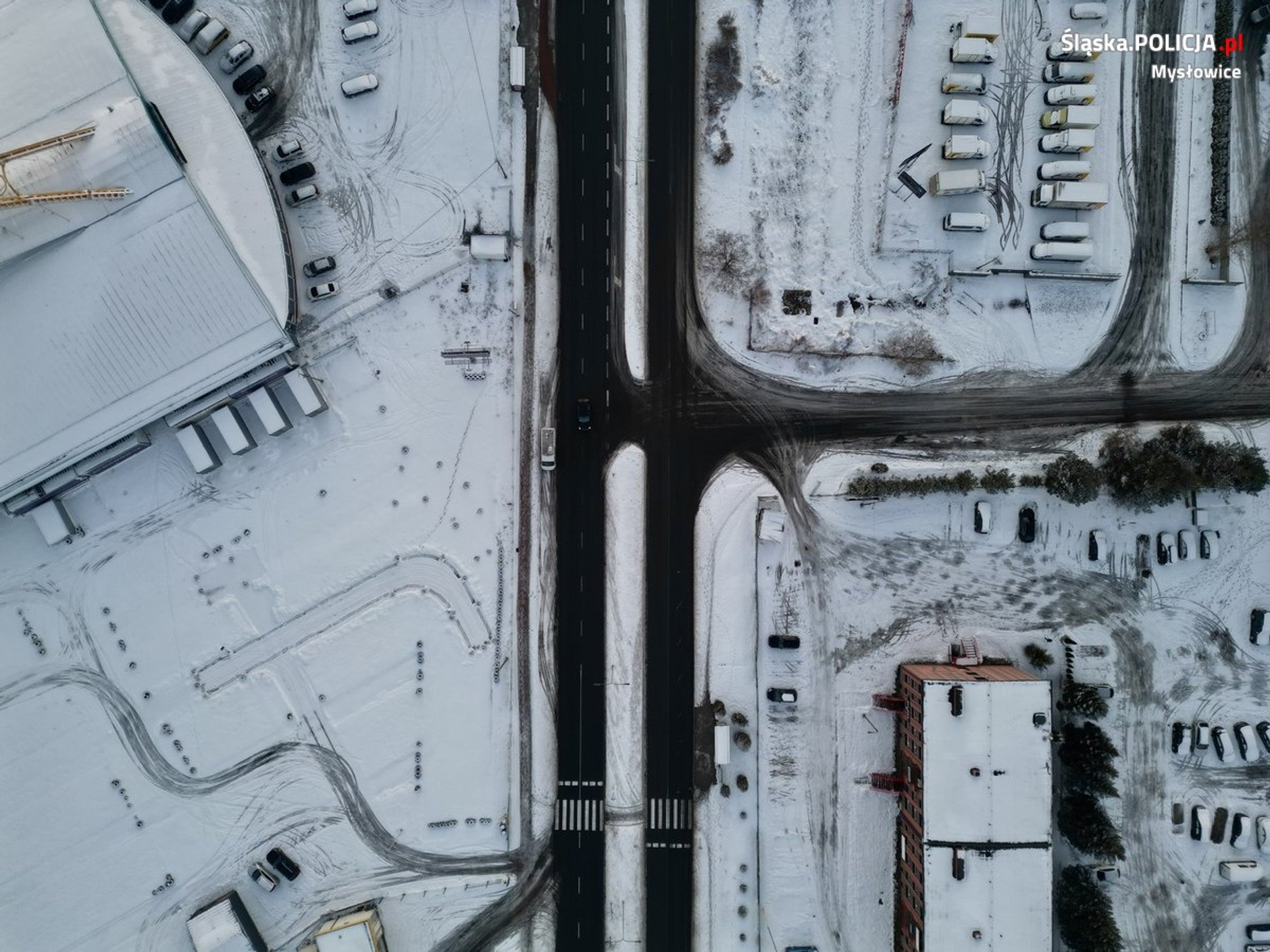 Policja przeprowadziła akcję przy pomocy specjalnego mobilnego stanowiska dowodzenia