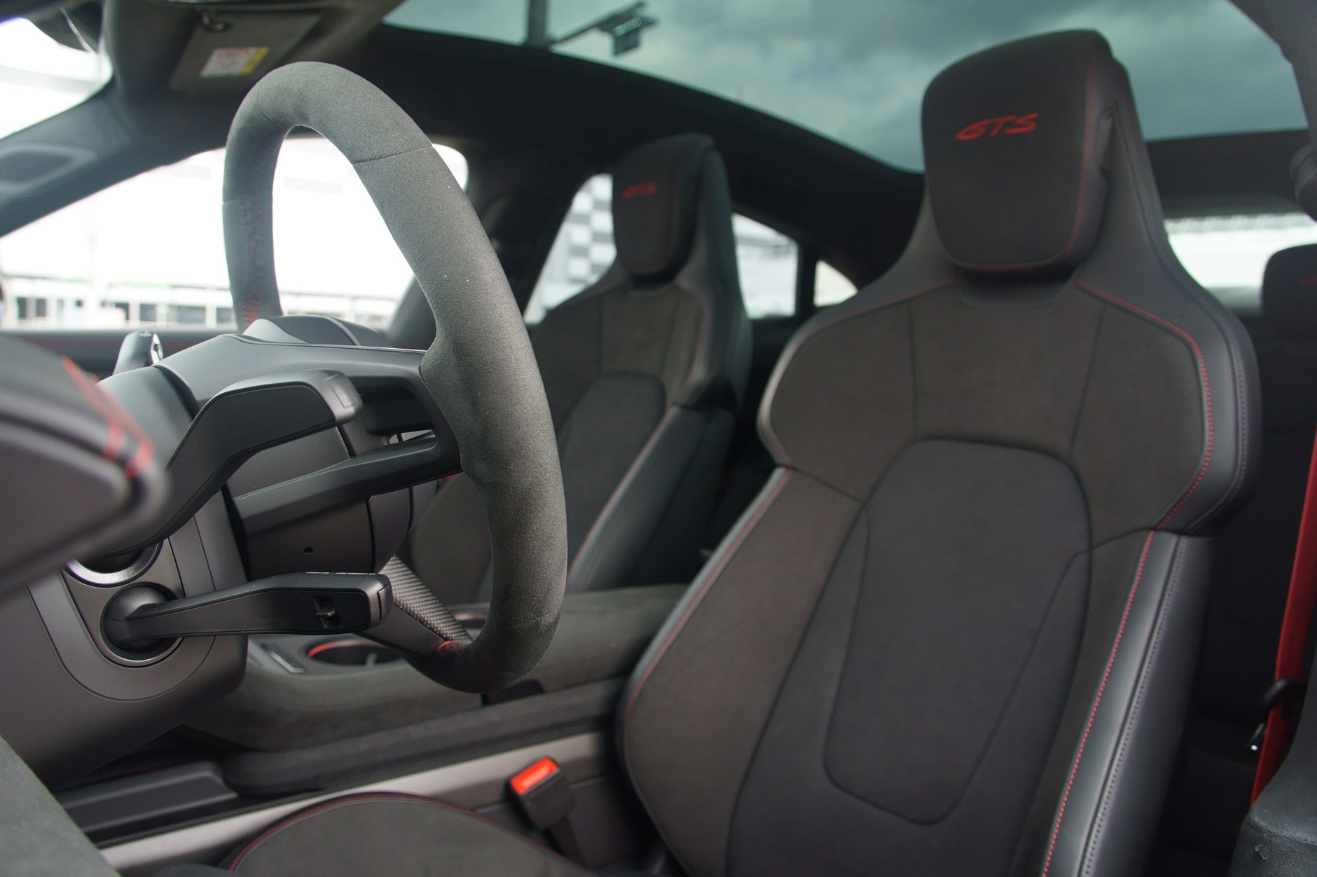 Zamsz na kierownicy i fotelach budzi skojarzenia z rajdami