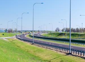 Pułapka na kierowców na "siódemce". Czy mała barierka wystarczy?