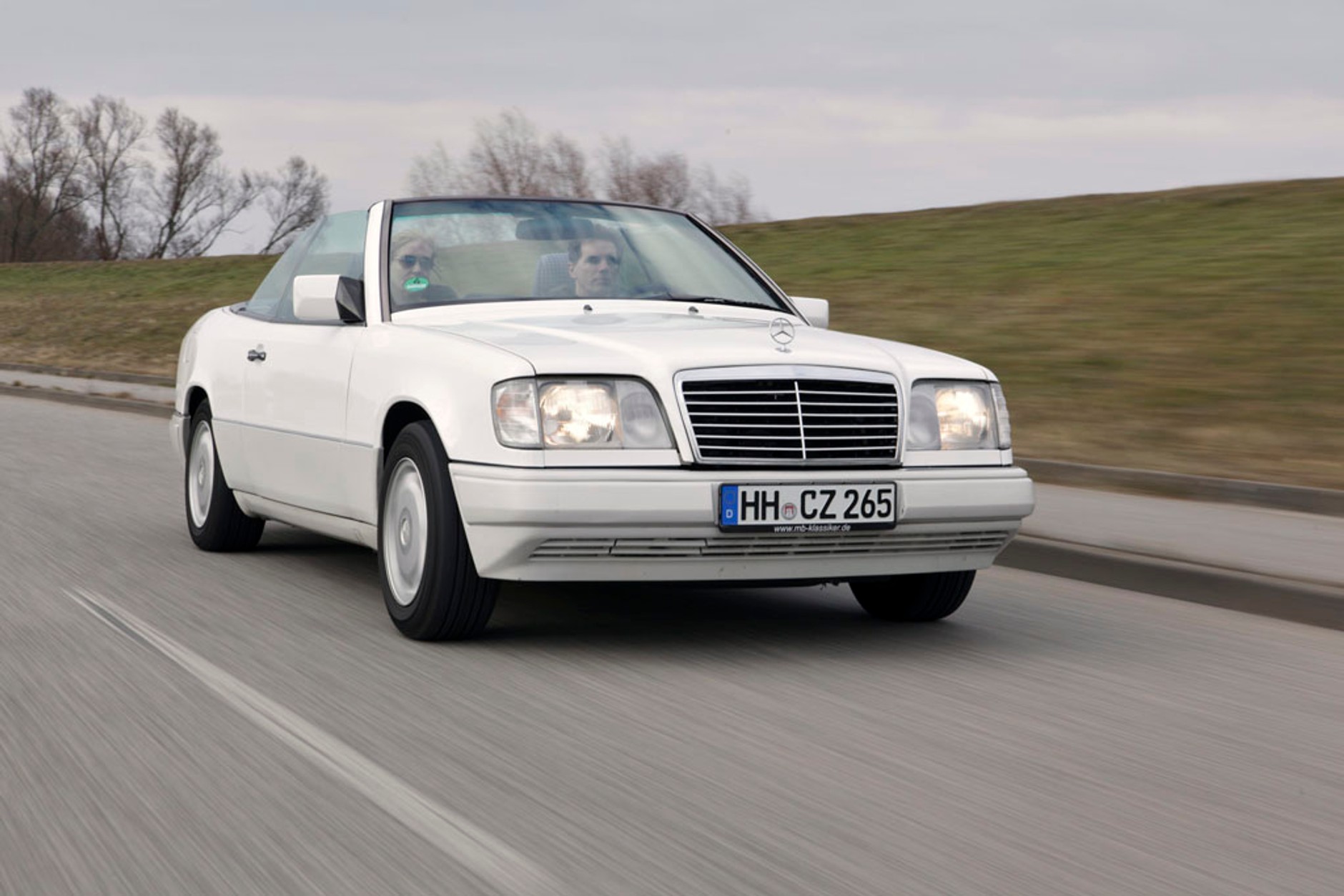 Mercedes 124 cabrio - kabriolet na cztery pory roku