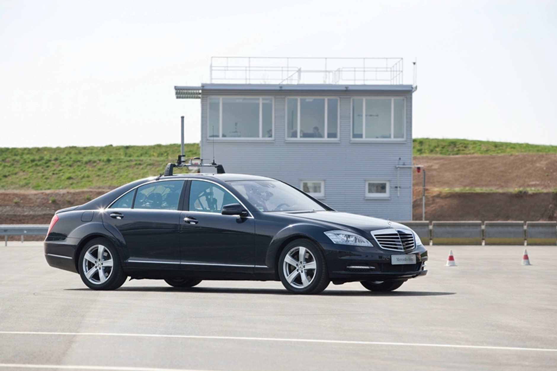 Mercedesy przejęte przez roboty robią dziwne rzeczy