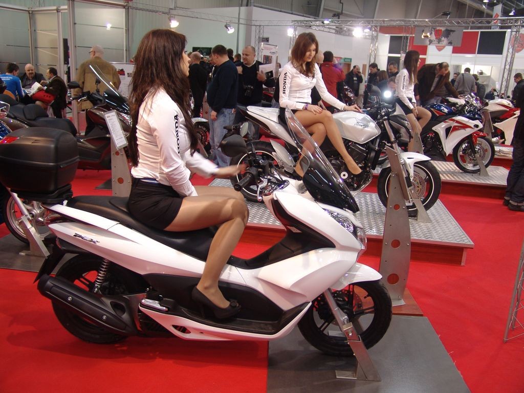 III Ogólnopolska Wystawa Motocykli i Skuterów: premiery i atrakcyjne hostessy (galeria)