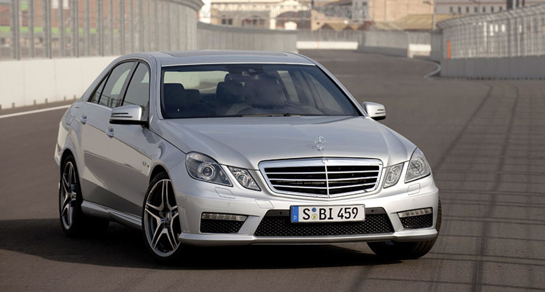 Mercedes-Benz E 63 AMG: pierwsze oficjalne zdjęcia i informacje