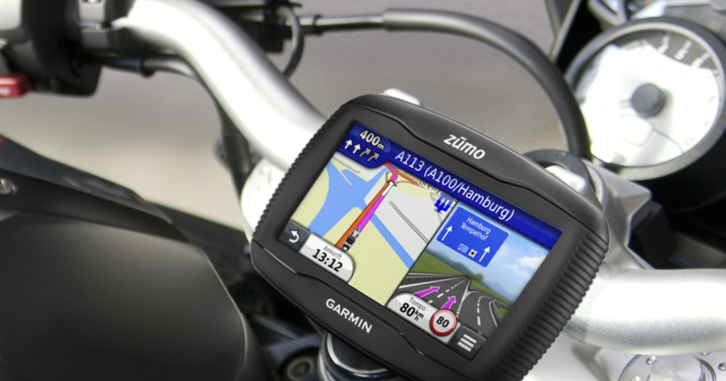 Warunki użytkowania sprzętu na motocyklu, skuterze czy quadzie są szczególnie niesprzyjające dla elektroniki. Stąd nie dziwi, że Garmin zaprojektował obudowę odporną na działanie wody 