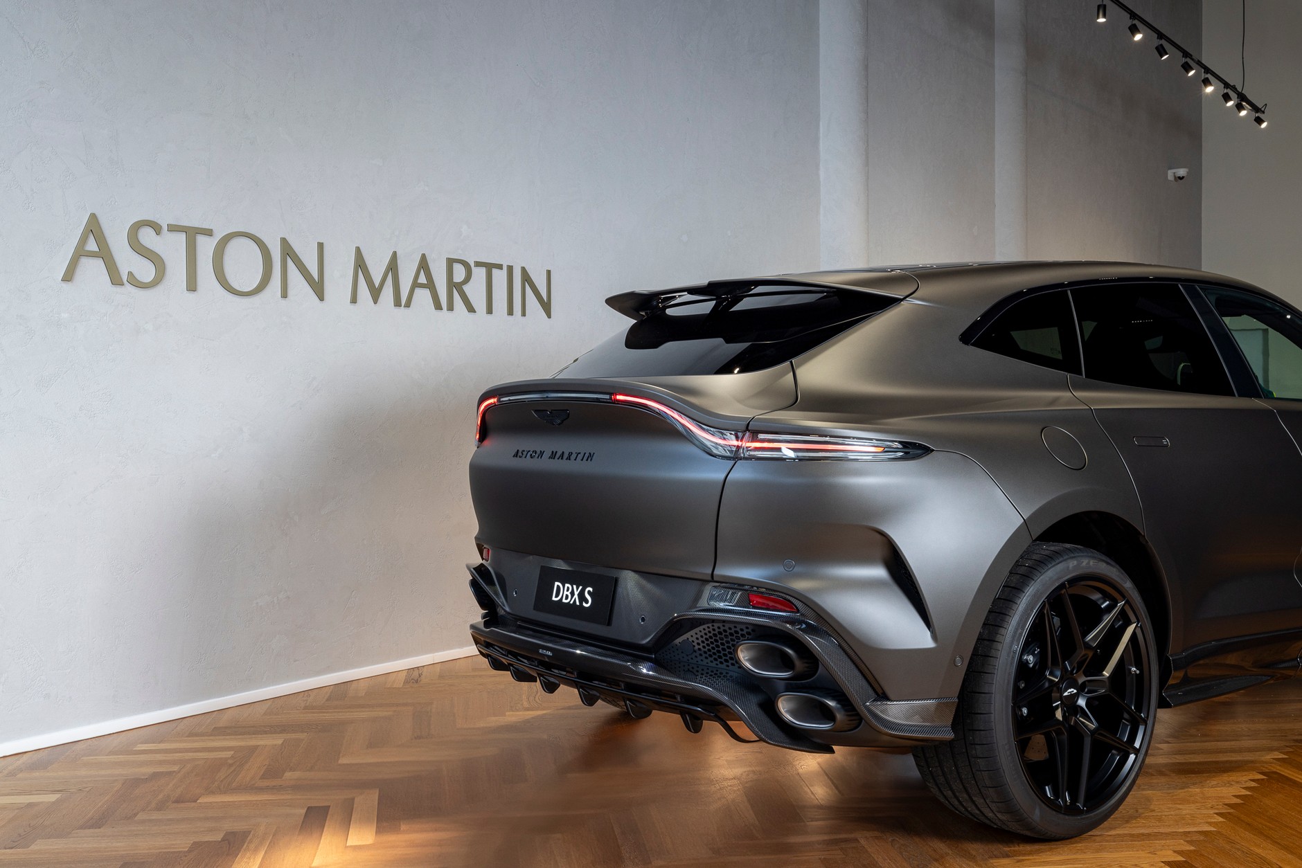 Aston Martin DBX S