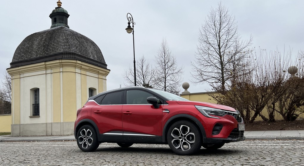 Mitsubishi ASX (druga generacja; od 2023 r.) przed murem Pałacu Branickich w Białymstoku