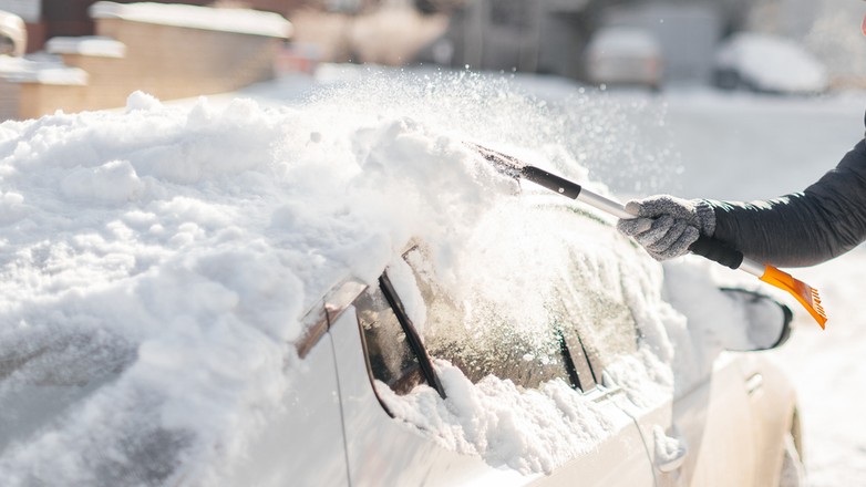 Odśnieżenie samochodu to obowiązek kierowcy