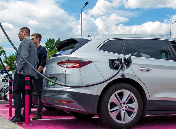 W Polsce jest za mało prądu do samochodów elektrycznych. Będą kolejki do ładowarek