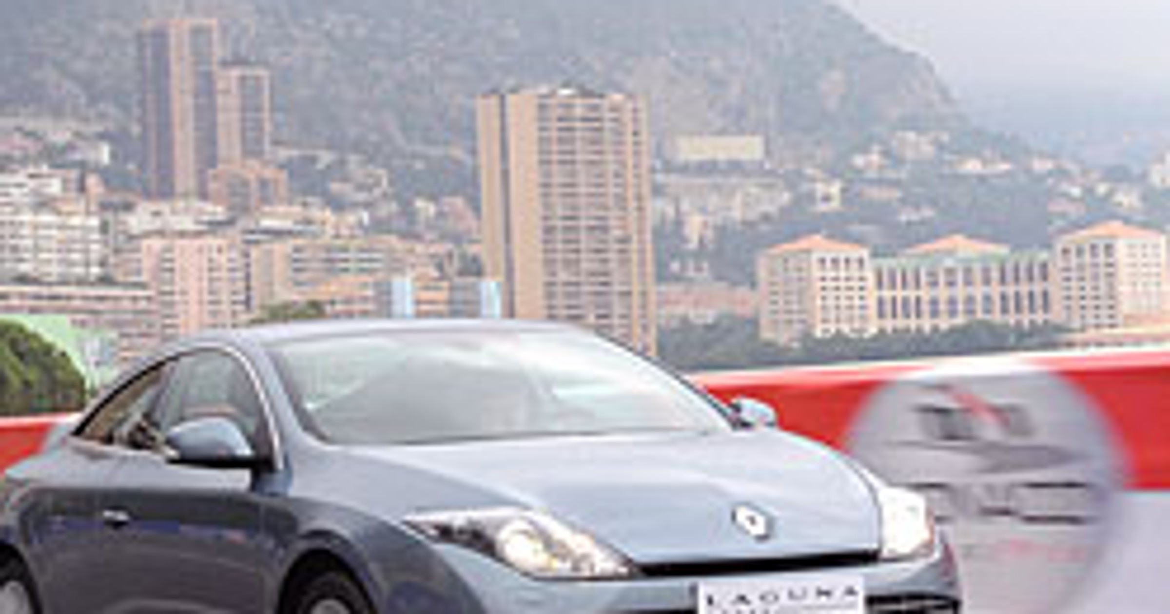 Paryż 2008: Renault Laguna Coupe w centrum zainteresowania