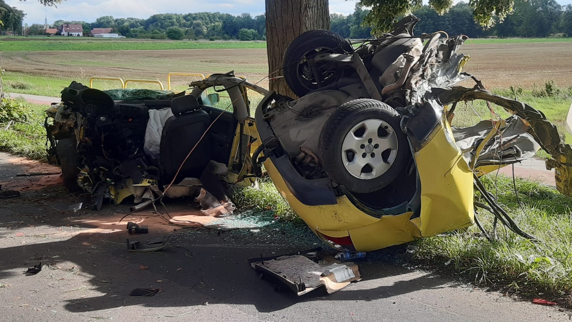 Śmiertelny wypadek pod Świebodzinem. Audi złożyło się jak resorak
