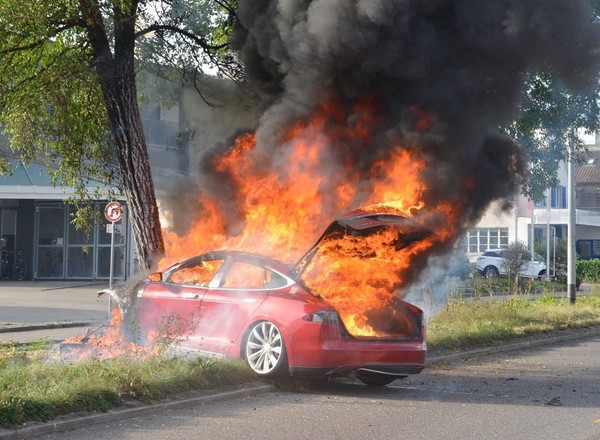 Straż pożarna o pożarach hybryd i elektryków. Czy faktycznie są tak częste i groźne?
