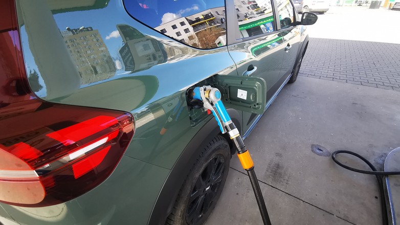 Do butli wchodzi niecałe 39 litrów autogazu – dziś tankowanie kosztuje więc poniżej 125 zł