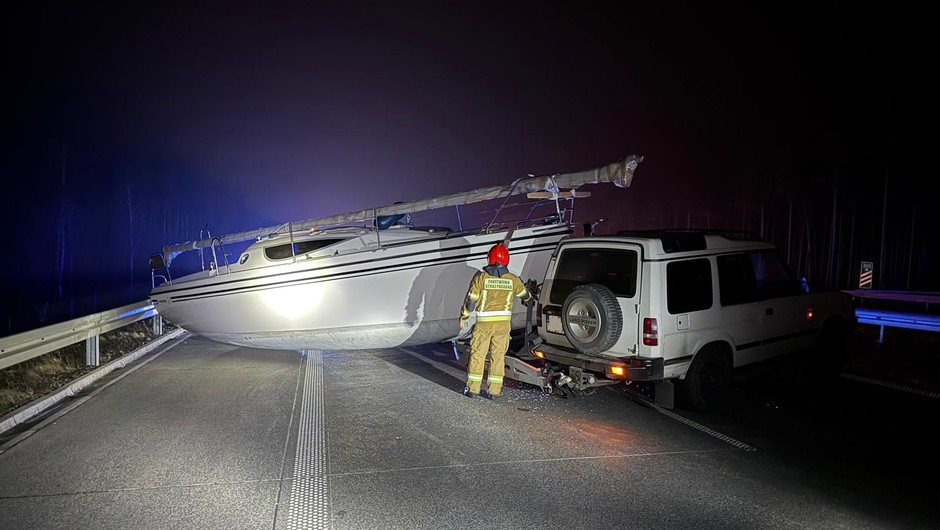 Wypadek na S8. Drogę... zablokował jacht. Straż pożarna pokazała zdjęcia