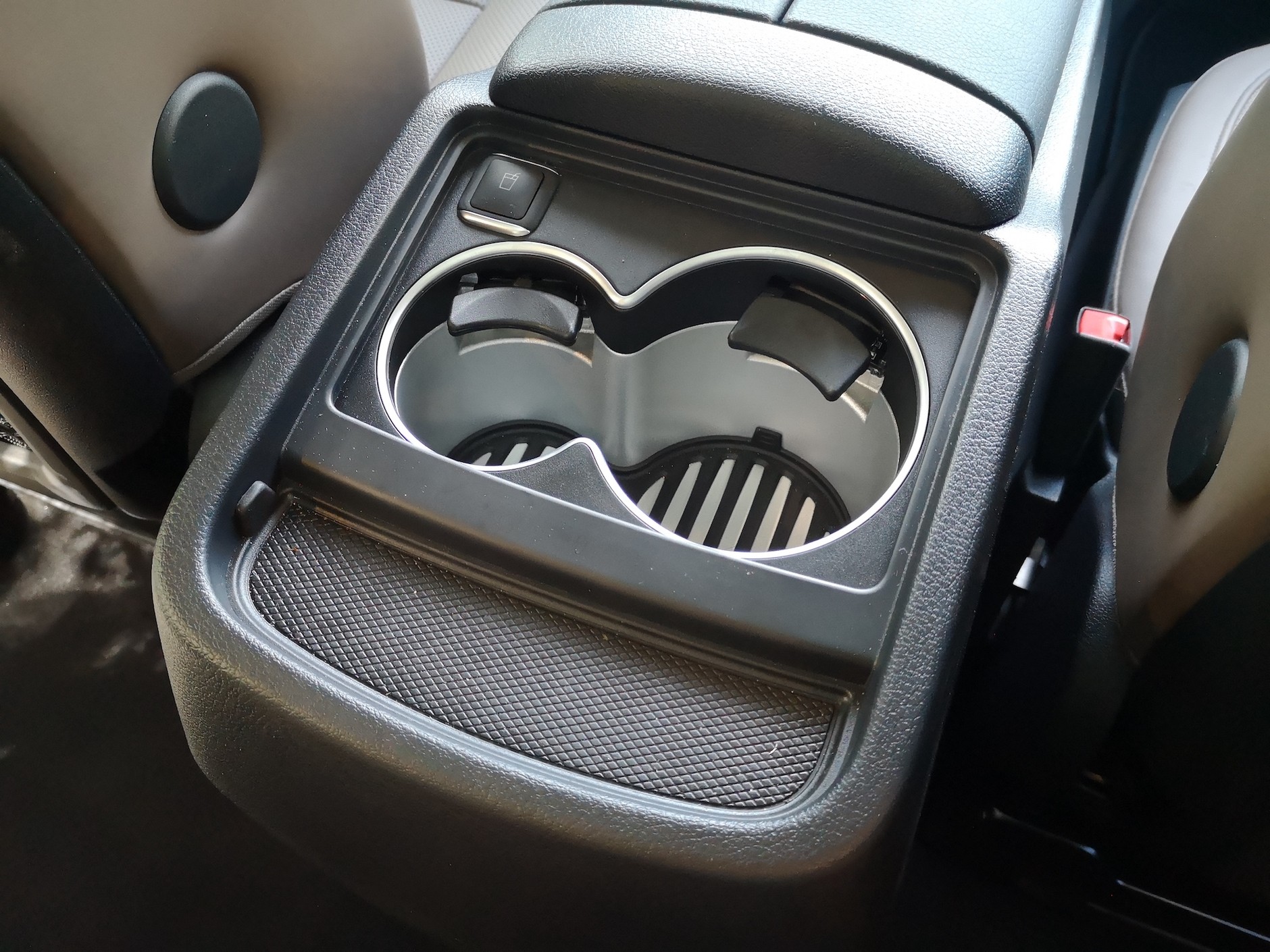 Mercedes V 300d 4Matic: schładzacz i podgrzewacz, rzecz bardzo praktyczna