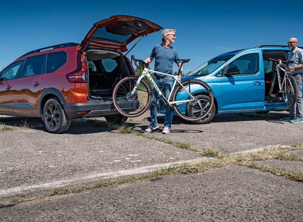 Oszczędne rodzinne auta na benzynę. Co warto kupić, Dacię Jogger czy VW Caddy?