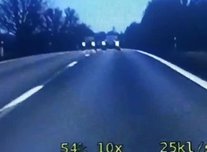 Wyprzedzał na „czołówkę” przed radiowozem (wideo)