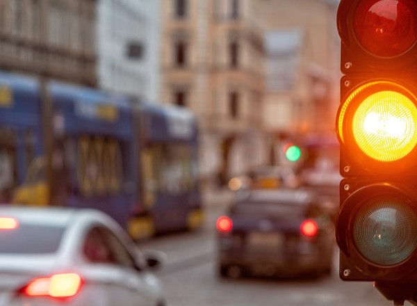 Kiedy można wjechać na skrzyżowanie na żółtym świetle?