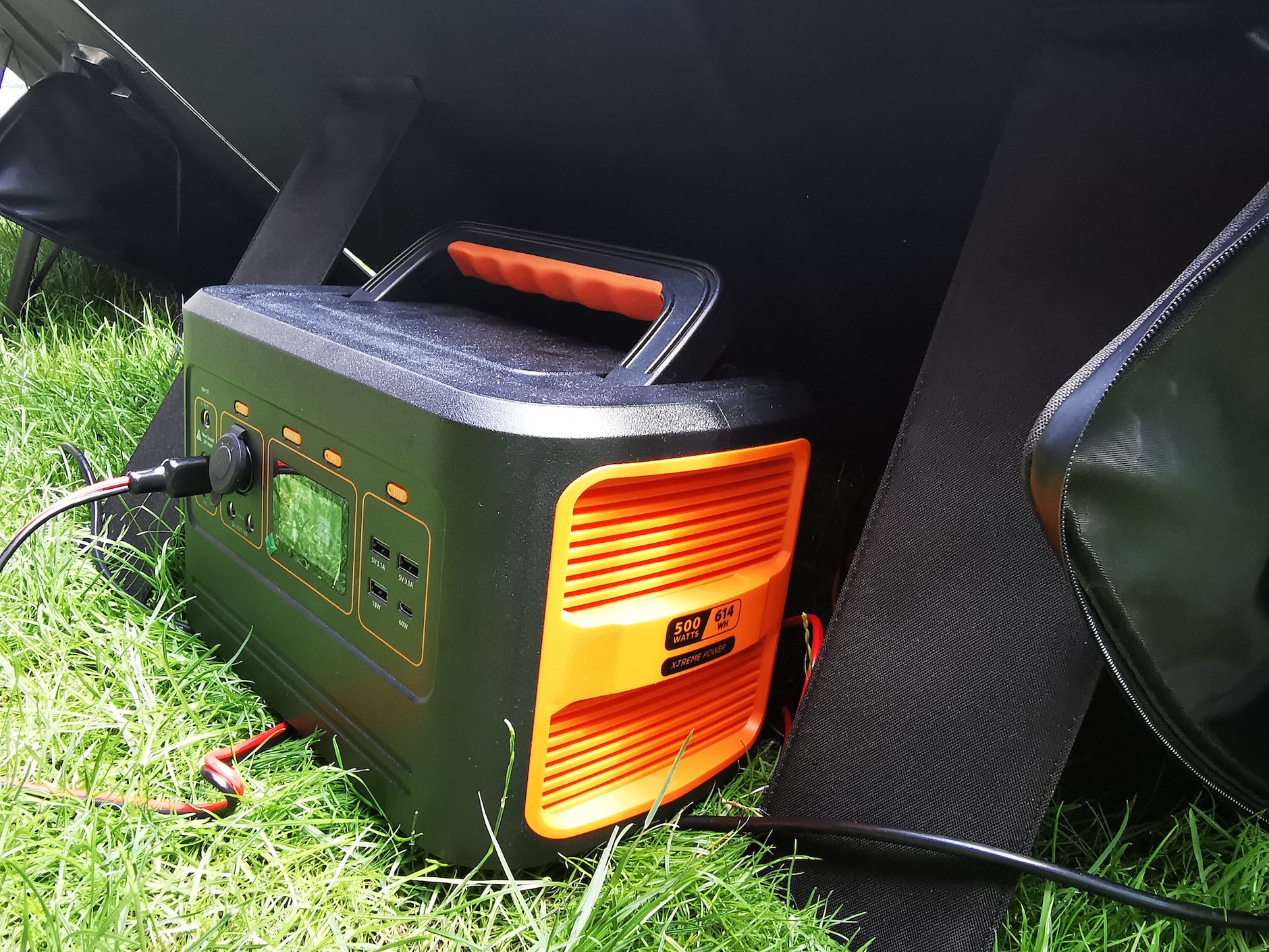 Akumulator – na wszelki wypadek – stawiałem pod ochroną panela. Pogoda taka, że nigdy nie wiadomo, kiedy lunie...