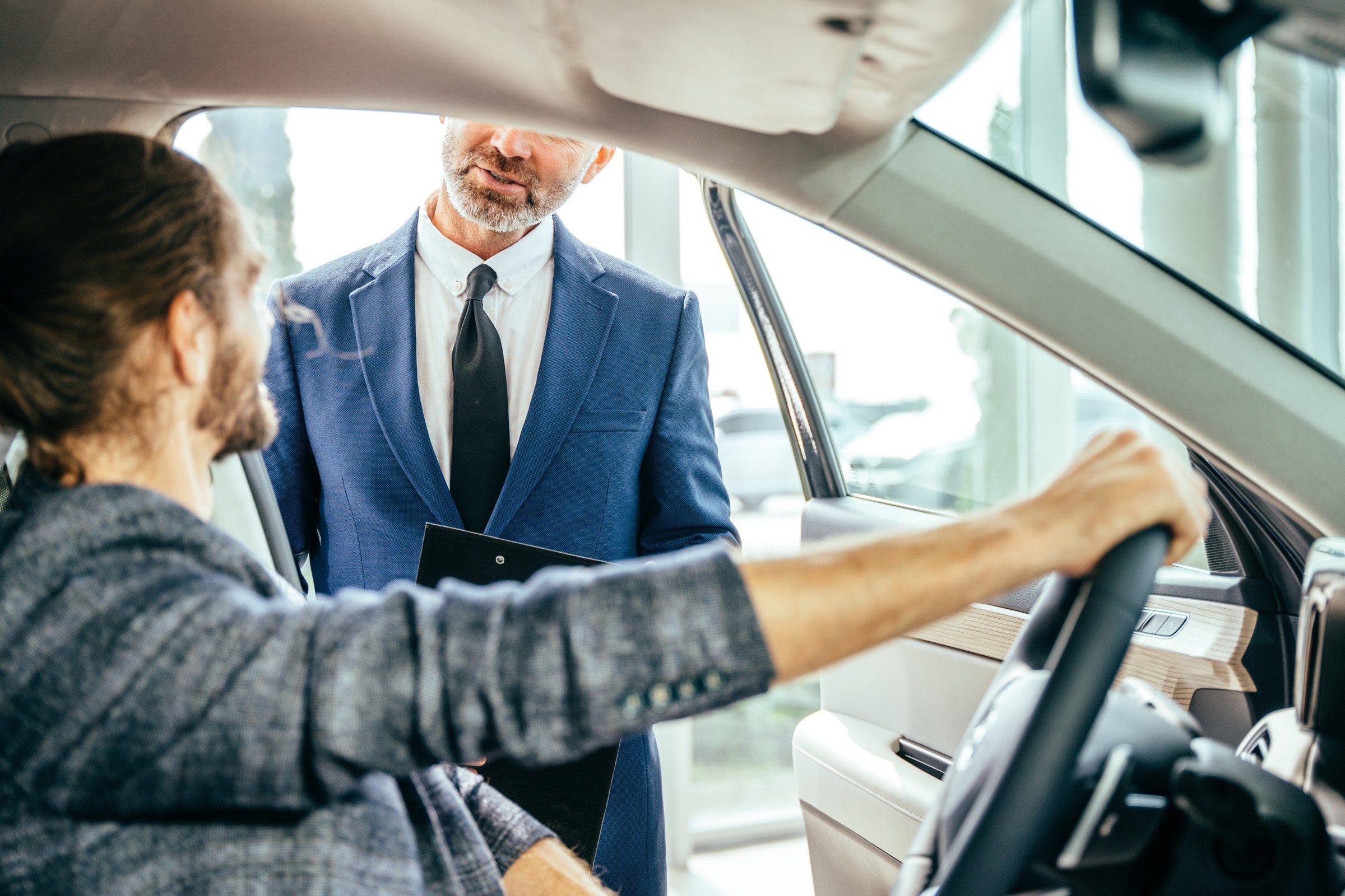 Na czym dziś naprawdę zarabiają koncerny motoryzacyjne? Produkcja aut to coraz mniejsza część biznesu