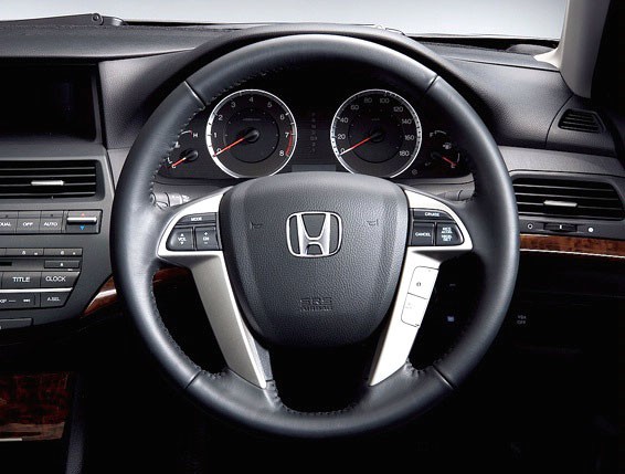 Honda Inspire: nowy sedan debiutuje na rynku japońskim
