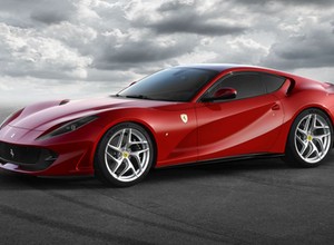 Piłkarz stracił Ferrari, rozbił je pracownik myjni
