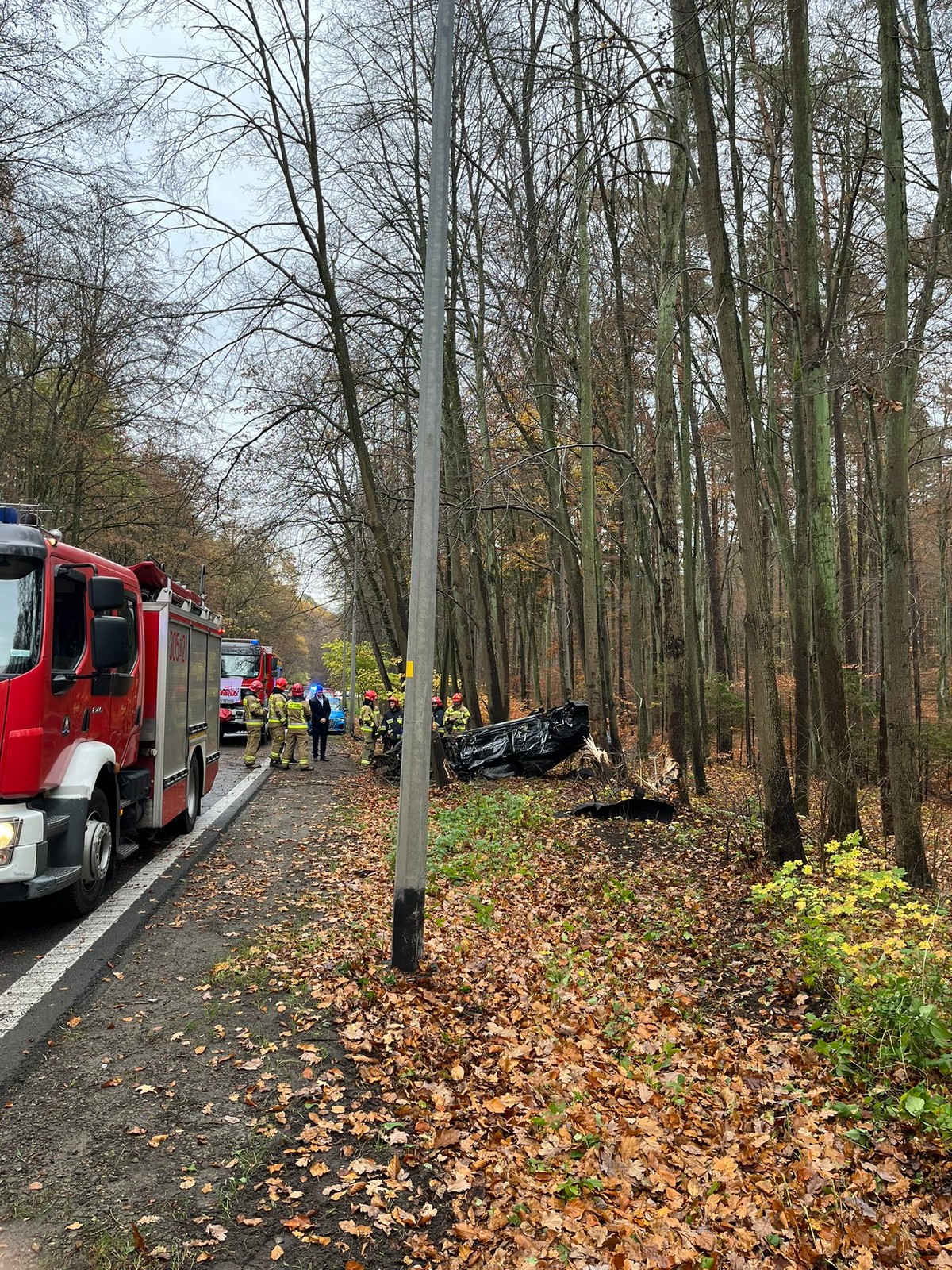 Po wypadnięciu z drogi Audi RS e-tron GT dachowało
