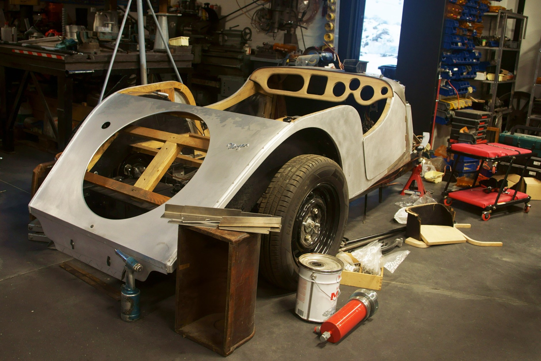 Morgan ma szkielet (nie ramę!) wykonany z drewna