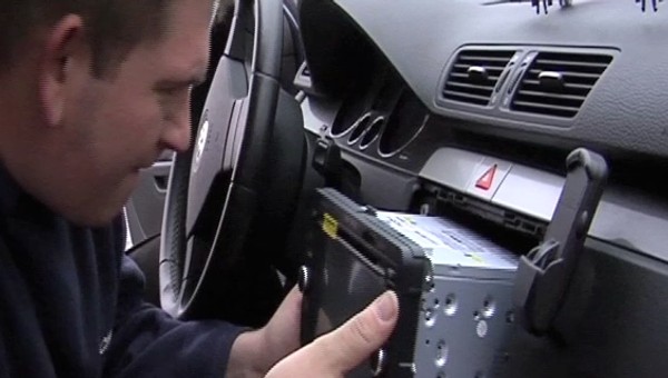 Wymiana fabrycznego radia w VW Passacie