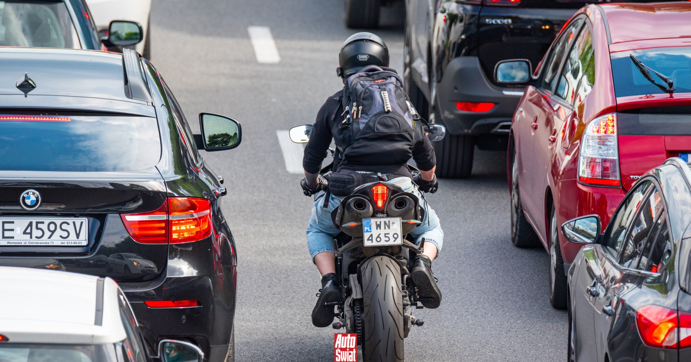 Motocyklowy język gestów. Jak motocykliści komunikują się z kierowcami innych pojazdów?