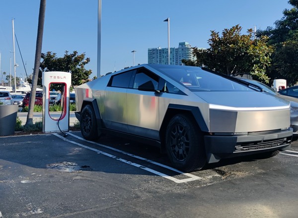 Cybertrucki kurzą się na parkingu centrum handlowego. Zapaść sprzedaży modelu Tesli