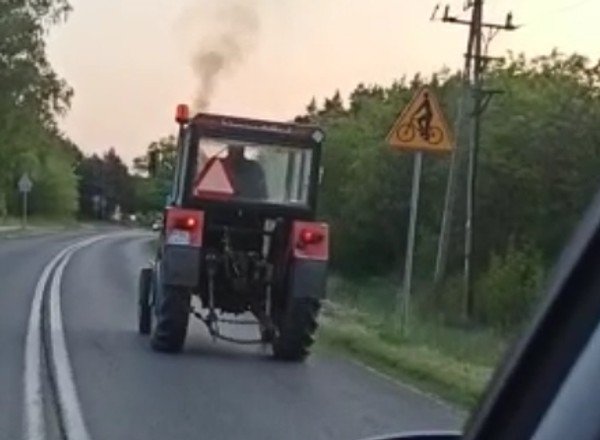 Nagle zobaczył przed sobą ciągnik. Od razu wybiegł z samochodu
