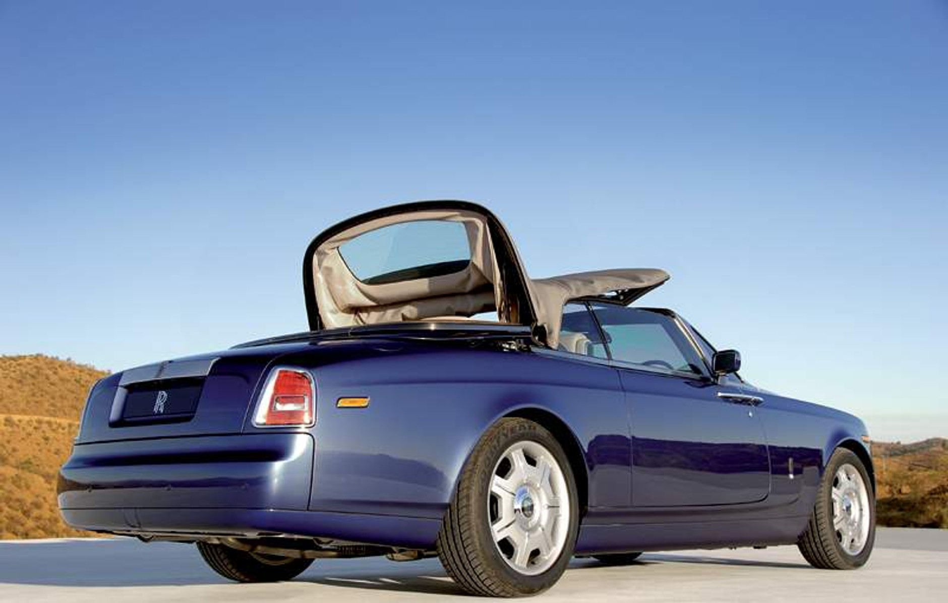 Rolls-Royce Phantom Drophead Coupe – boulevard cruiser (video)