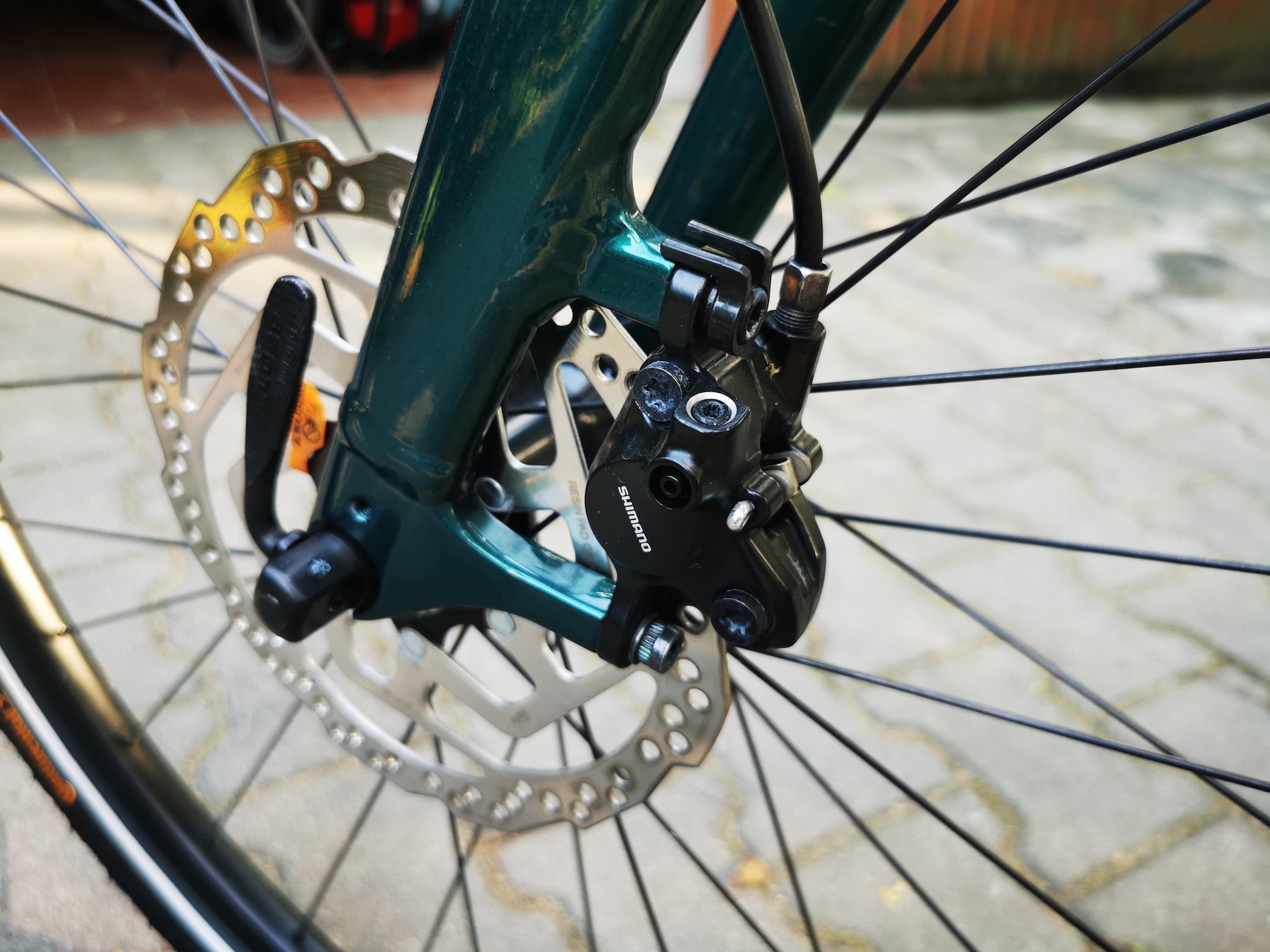 Rower miejski BMW: podstawowe hydrauliczne hamulce tarczowe Shimano. Ten podzespół działa znakomicie