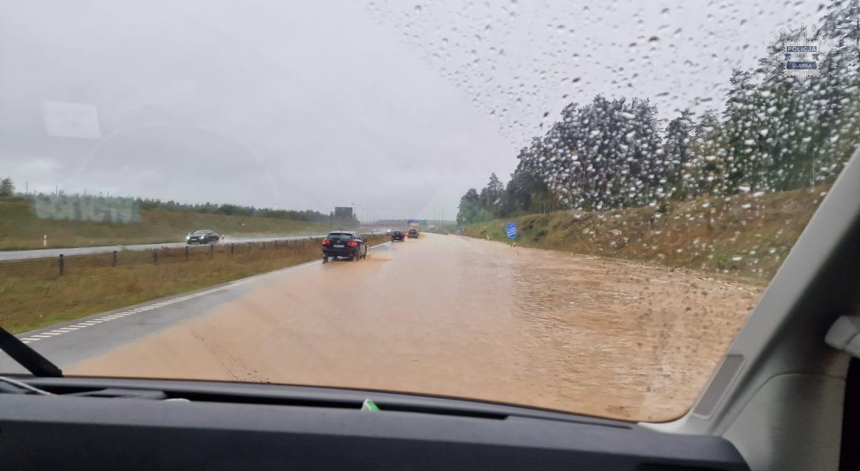 Całkowicie zalana autostrada A1 w stronę Ostrawy. Wyznaczono objazdy