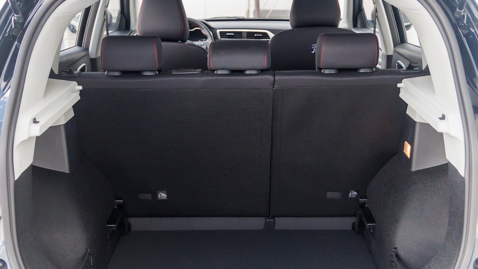 Dacia Duster kontra MG ZS. Porównanie dwóch budżetowych samochodów