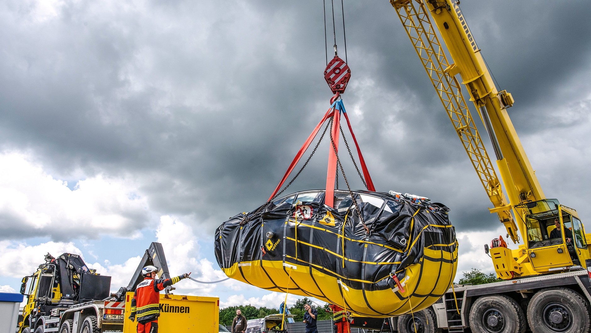 E-Vehicle IsolationSystem (w skrócie: EIS) – głównym elementem jest solidny wór z PCV, do którego pakuje się nadpalone auto, a następnie wypełnia pustą przestrzeń wodą. Wady: produkt jest jednorazowy i kosztuje ok. 6000 euro.
