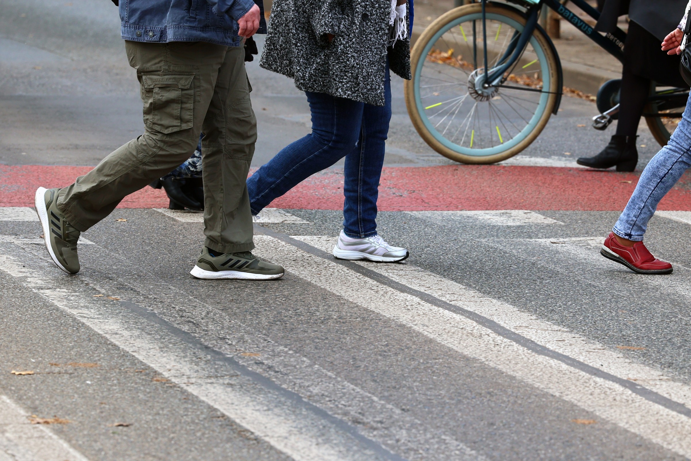 Pierwszeństwo. Co tak naprawdę zmienia wyspa na przejściu dla pieszych? Wyjaśniam