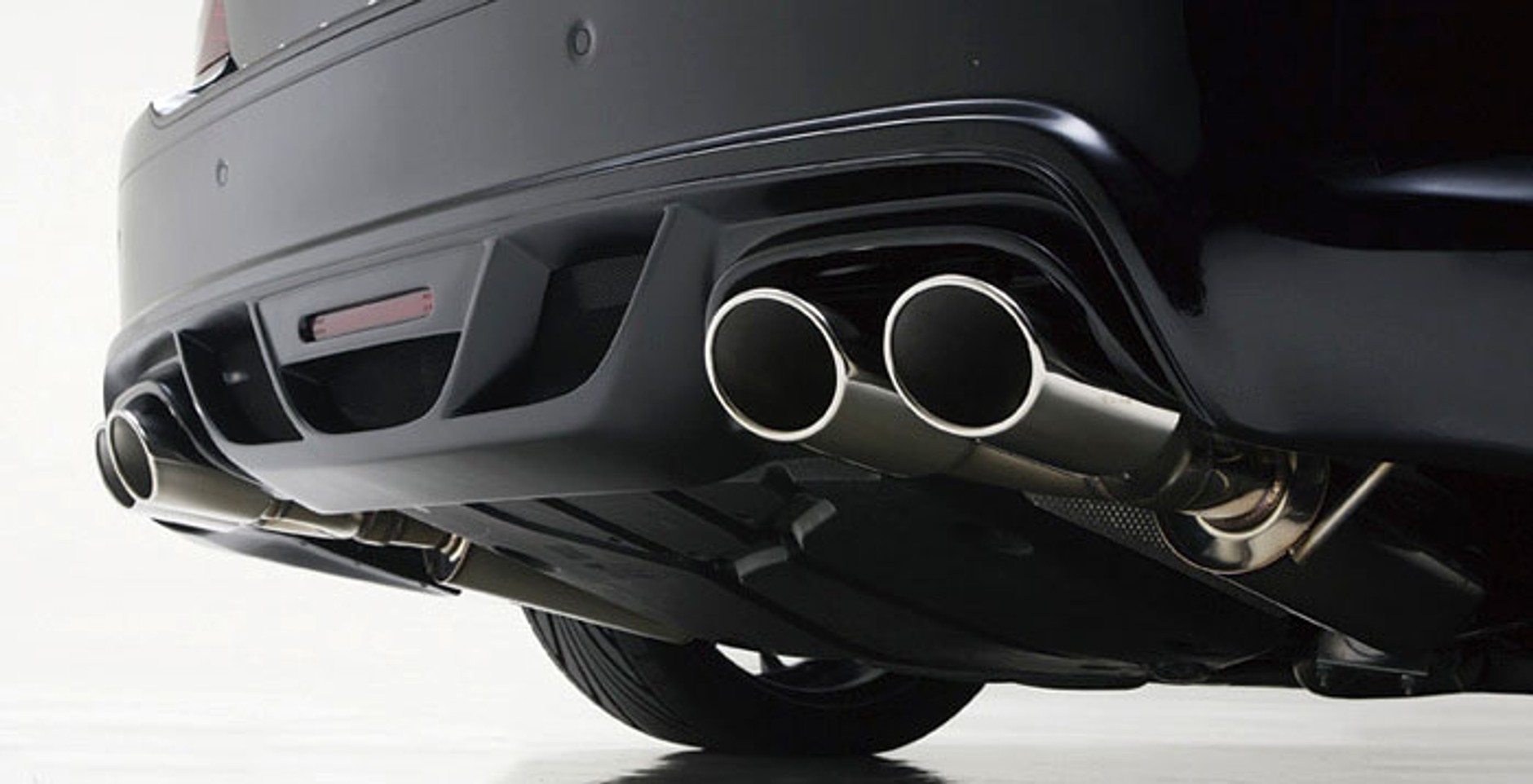 Mercedes-Benz R-Klasa Black Bison: spoilery z Japonii